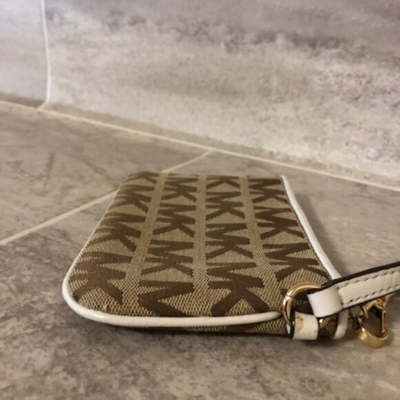 Michael Kors monogrammed wristlet EUC - Picture 11 of 14